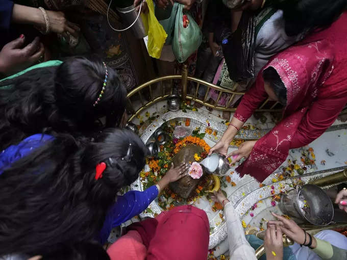 मंदिरों में आस्था का सैलाब