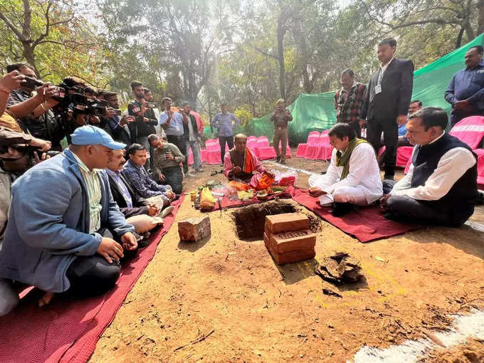 अधिकारियों को देते रहते हैं दिशा-निर्देश