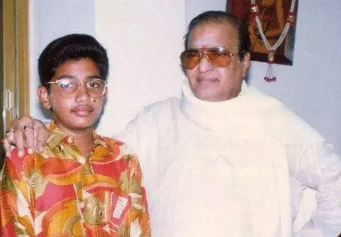 ತಾತ ನಂದಮೂರಿ ತಾರಕ ರಾಮಾ ರಾವ್ ಅವರೊಂದಿಗೆ ತಾರಕ ರತ್ನ