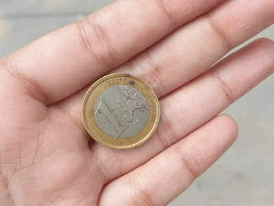 Viral News: কম পড়েছিল খুচরো, 5 টাকার বদলে 1 ইউরোর কয়েন ধরিয়ে দিলেন রিকশাচালক!