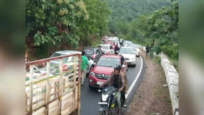 శ్రీశైలంలో భారీగా ట్రాఫిక్ జామ్.. 5 కిలో మీటర్ల మేర స్తంభించిన వాహనాలు