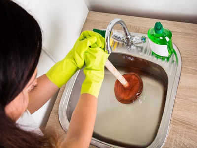 Kitchen Tips : किचन सिंकमधून पाणी हळूहळू जातंय, ब्लॉक झालंय, रोजच्या त्रासावर घरगुती रामबाण उपाय