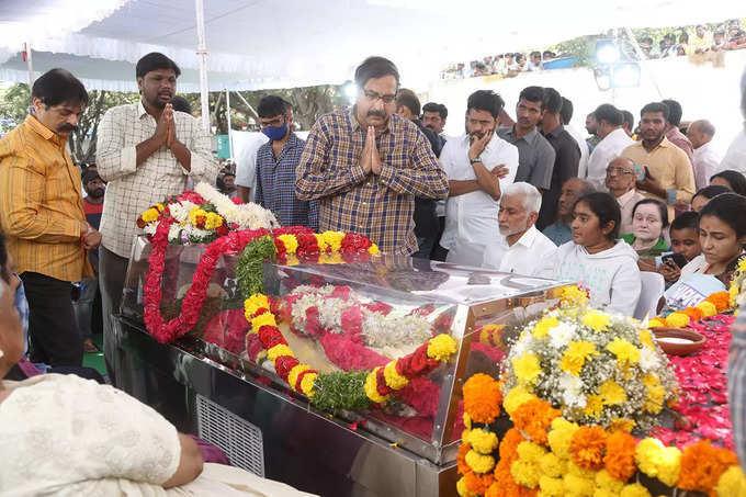 తారకరత్నకు సినీ ప్రముఖుల నివాళి