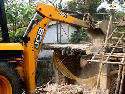 Uluberia Municipality : প্রশাসনের অনুমতি ছাড়াই বেআইনি নির্মাণ, ভেঙে গুঁড়িয়ে দিল পুরসভা