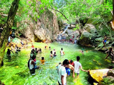 நாகலாபுரம் ஆரே நீர்வீழ்ச்சி; சென்னைக்கு அருகே இப்படி ஒரு குதூகலம்... மீண்டும் திறந்தாச்சு!