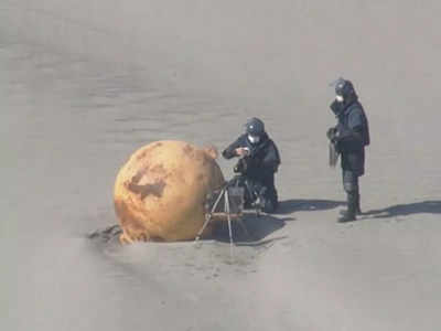Mysterious Ball At Japanese Shore: जापानी समुद्र तट पर मिली रहस्यमय गेंद, बम निरोधक दस्ता कर रहा जांच, क्या आपने कभी देखा है