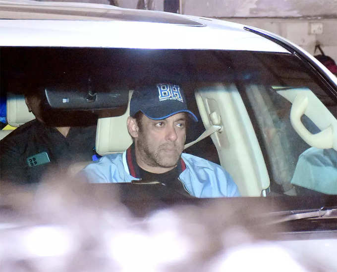 Salman khan spotted at clinic in Bandra
