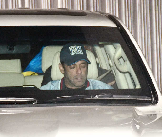 Salman khan spotted at clinic in Bandra