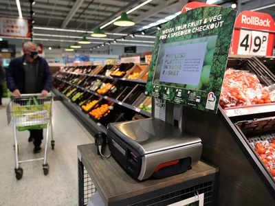 UK Tomato Shortage: ब्रिटेन में सब्जियों पर लगा कोटा, एक ग्राहक खरीद सकता है सिर्फ दो टमाटर और दो खीरा, माजरा क्या है