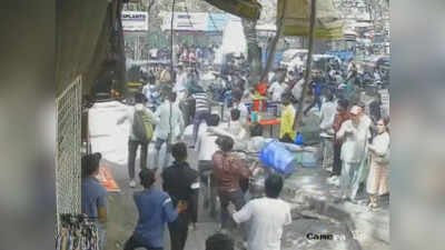 Pune FC Road VIDEO: ग्राहकांवरुन वाद, दुकानातील कर्मचारी आपसात भिडले, पुण्यातील एफसी रोडवर तुंबळ हाणामारी