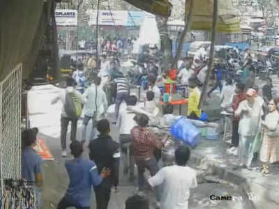 Pune FC Road VIDEO: ग्राहकांवरुन वाद, दुकानातील कर्मचारी आपसात भिडले, पुण्यातील एफसी रोडवर तुंबळ हाणामारी