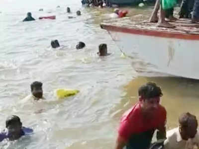 Boat capsizes in krishna river - ಕೃಷ್ಣಾ ನದಿಯಲ್ಲಿ ದೋಣಿ ಪಲ್ಟಿ; ಈಜಿ‌ ದಡ ಸೇರಿದ ಪ್ರಯಾಣಿಕರು!