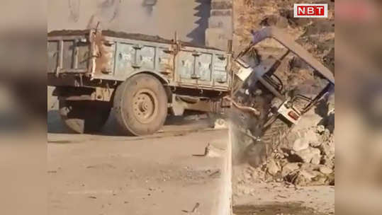 overloaded tractor full of sand hung uncontrollably on the bridge in seoni watch video
