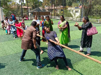 മുള്ളന്‍കൊല്ലിക്കാരോട് മുട്ടാനാരുണ്ടെടാ; കടുത്ത ചൂടിലും കണ്ടുനിന്നവരിലൊക്കെ ആവേശം നിറച്ച് വനിതകളുടെ വടംവലി മത്സരം