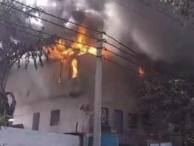 Ghaziabad Fire: गाजियाबाद की फैक्ट्री में भयंकर आग, दूर तक दिखाई दीं उठती लपटें