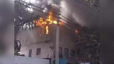 Ghaziabad Fire: गाजियाबाद की फैक्ट्री में भयंकर आग, दूर तक दिखाई दीं उठती लपटें