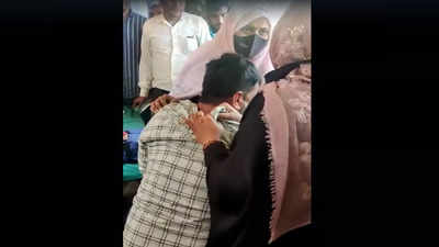 Jaunpur News: चौथी शादी करने जा रहा था पति, तहसील में पत्नी ने कूट दिया, वीडियो वायरल