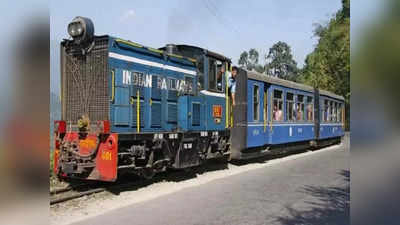 Darjeeling Toy Train: खिलौने की तरह उलट गई दार्जिलिंग की टॉय ट्रेन, कूदकर ड्राईवर ने बचाई जान