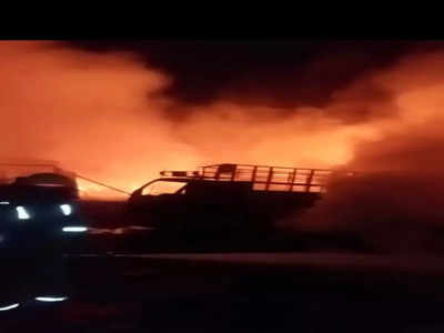Greater Noida: ग्रेटर नोएडा में कबाड़ गोदाम में भड़की आग, पास खड़े 2 ट्रक जले