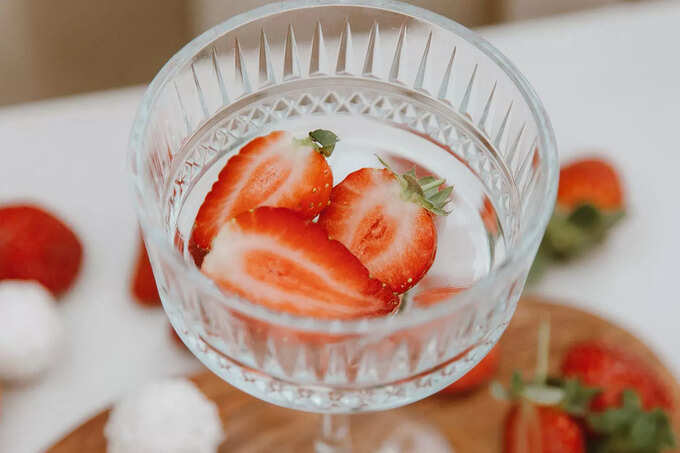 Eating strawberries or apples is good for oral health Eating strawberries or apples is good for oral health