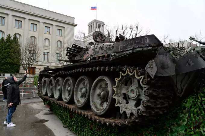 बर्लिन में रूसी दूतावास के बाहर रखा टी-20 टैंक