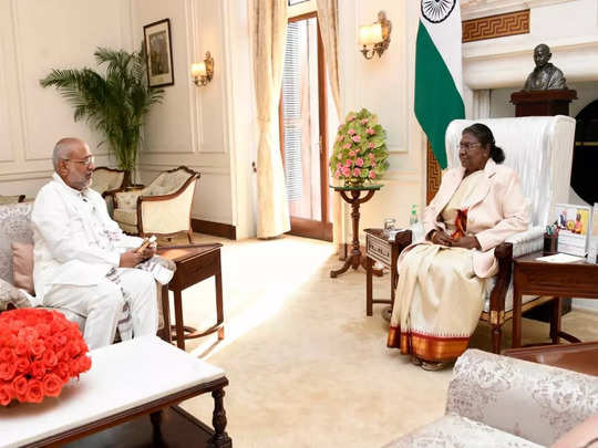 CP Radhakrishnan ने राष्ट्रपति से मुलाकात की, शपथ ग्रहण के बाद दिल्ली दौरा का क्या है राजनीतिक महत्व, जानें 