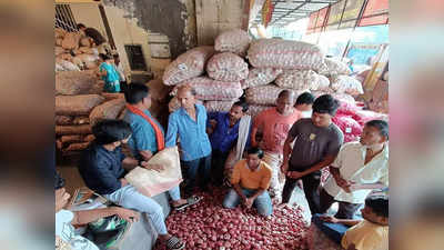 Onion Price: किसान रो रहे हैं प्याज के आंसू, पाकिस्तान में 250 रुपये किलो, यहां 5 रुपये किलो खरीदने वाला नहीं
