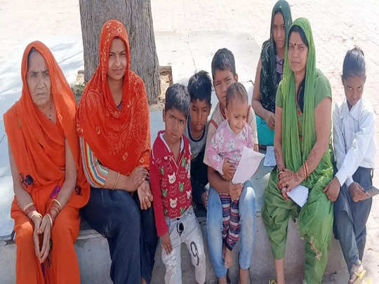 Agra में एक ही परिवार के 12 सदस्यों को बंदरों ने काटा, बढ़ते आतंक से दहशत में लोग 