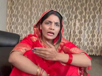 यूपी में काबा गाने वाली नेहा सिंह राठौर एंकर के सवाल से भड़कीं, मंच छोड़कर चली गईं वापस