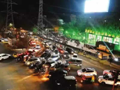 Ahmedabad News: મોલ ઓપનિંગના કારણે થલતેજ રોડ પર વાહનોનો ચક્કાજામ, જ્યાં ત્યાં કાર પાર્ક થતા હાલાકી