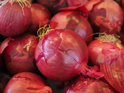 Onion Price: পেঁয়াজের দামে চোখে জল বিশ্ববাসীর, আপনার কিনতে খরচ কত?