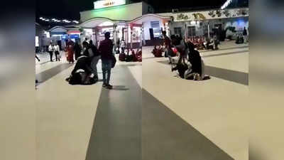 Ratlam स्टेशन पर खुलेआम यात्रियों पर लात-घूंसे और चाकू बरसाते रहे बदमाश, नदारद रहे सुरक्षाकर्मी