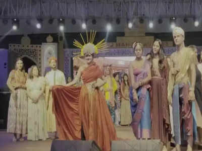 Agra ताज महोत्सव में गाजियाबाद की ADM और NOIDA DM की पत्नी रितु सुहास ने किया मंच पर कैटवाक