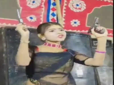 Azamgarh Video: जब दोनों हाथों में पिस्तौल लेकर बार बाला ने लचकाई कमरिया, देखें वीडियो