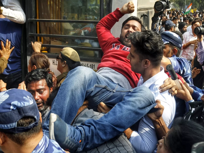 सिसोदिया की गिरफ्तारी पर देशव्यापी प्रदर्शन