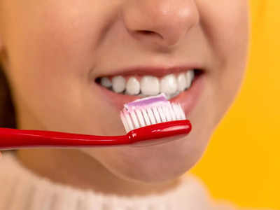 Best Oral Practices: दांतों की गंदगी को दूर कर देंगे ये Herbal Toothpaste, हमेशा चमकती रहेगी बत्तीसी