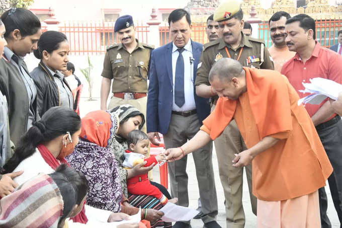 सीएम योगी आदित्‍यनाथ ने गोरखपुर में जनता दरबार लगाया। इस दौरान मुख्य मंत्री का बालप्रेम भी दिखाई दिया। वह एक छोटे से बच्चे को चॉकलेट देते और खिलाते नजर आए।