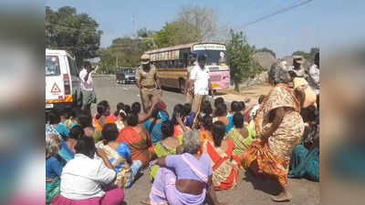 சிங்கம்புணரி சதுர்வேத மங்கலத்தில் இரு தரப்பினரிடையே கல்வீச்சு சம்பவம் - பதட்டமான சூழலால் போலீசார் குவிப்பு