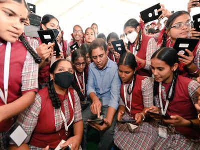 Minister KTR: గిఫ్ట్ ఏ స్మైల్.. 2 వేల మంది విద్యార్థులకు ఉచితంగా ట్యాబ్‌లు