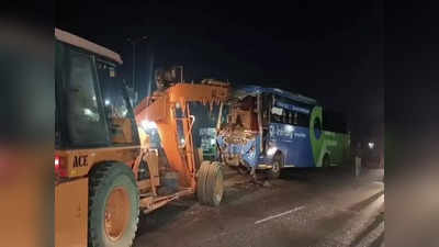 इटावा में स्लीपर बस-ट्रक की भिड़ंत, 5 घायल, Delhi से Kanpur आ रही थी