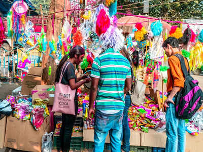 20 रुपए की होली पिचकारी से 150 रुपए के कपड़ों तक, ये रहे दिल्ली के सबसे सस्ते बाजार