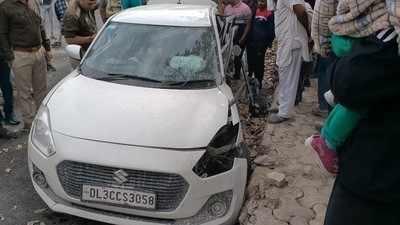 Noida News: गस्त के दौरान पुलिस को एक्सीडेंटल कार में मिला युवक का शव, जांच में जुटी पुलिस