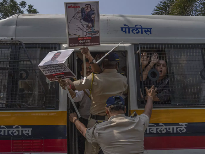 अडानी का पासपोर्ट जब्त करने की मांग