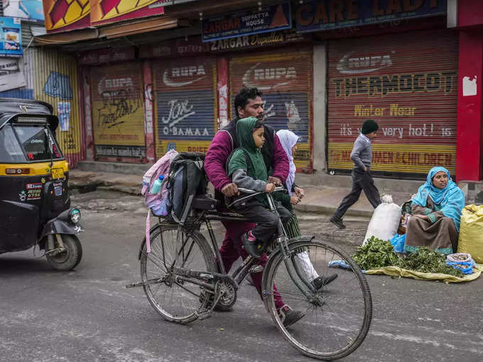 बच्चों को स्कूल छोड़ने गए पैरंट्स