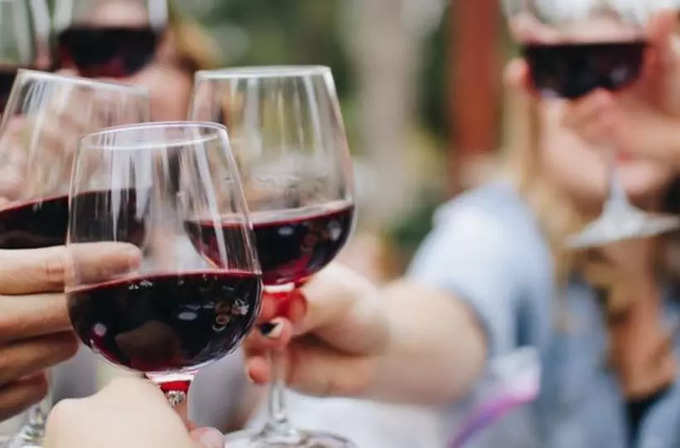 किस उम्र के बाद पी सकते हैं शराब?