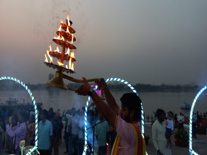 शंख, घंटा ध्वनि के बीच भव्य आरती 