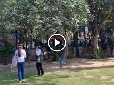DU के दौलत राम कॉलेज का वीडियो वायरल, लोग बोले- क्या सच में लड़कियां सुरक्षित हैं?