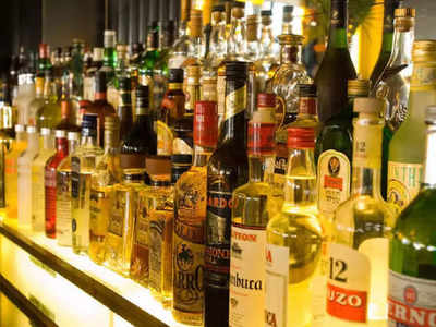 Lucknow में 21 साल से कम उम्र वालों को शराब बेची तो... पुलिस ने बढ़ा दी सख्ती, होटल-बार को अलर्ट