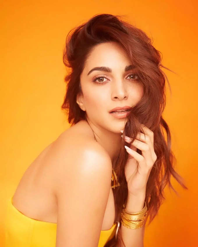 Kiara Advani:  కియారా అద్వానీ చేతిలో మ్యాంగో.. డ్రెస్ కూడా అదే క‌ల‌ర్‌.. త్వరలోనే గుడ్ న్యూస్