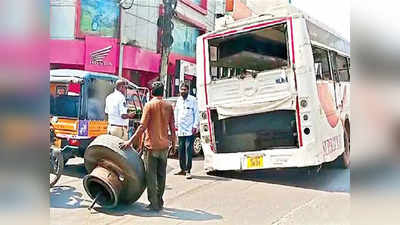 నెల్లూరు: రోడ్డుపై ఊడిన ఆర్టీసీ బస్సు చక్రం 